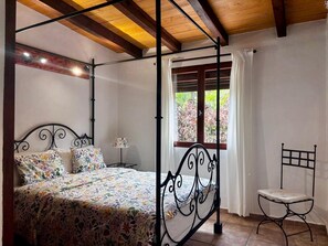 2 bedrooms, in-room safe, iron/ironing board, free WiFi - Cozy Villa in Lajares with private jacuzzi and garden, offers in September. (Lajares)