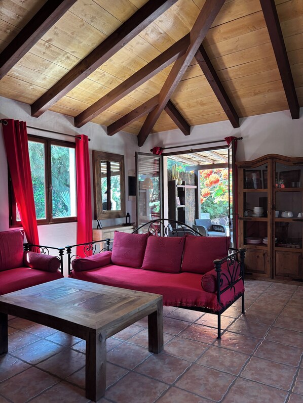 Smart-TV, DVD-Player, Bücher, Stereoanlage