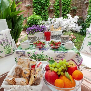 Outdoor dining - An oasis of peace city center, garden, free private parking & bikes (Ferrara)