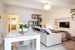 Desk, iron/ironing board, free WiFi, bed sheets - An oasis of peace city center, garden, free private parking & bikes (Ferrara)