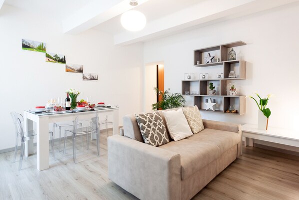 Smart-TV, Bücher, Stereoanlage