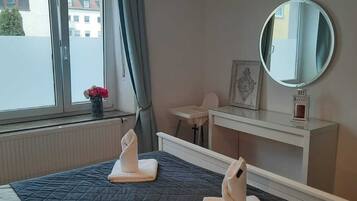 1 makuuhuone, työpöytä, silitysrauta/-lauta, internet