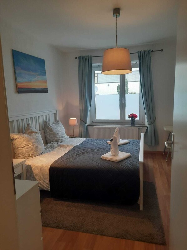 1 quarto, escrivaninha, ferros/tábuas de passar roupa, acesso à internet