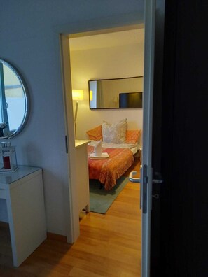 1 habitación, escritorio, tabla de planchar con plancha y internet