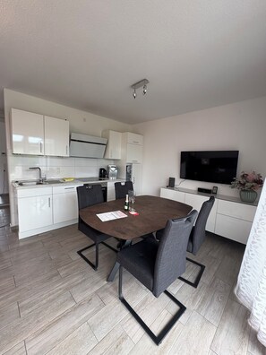 Dining - Luxury apartment on the North Sea coast, sauna, terrace, garden, quiet location, WiFi (Norden)