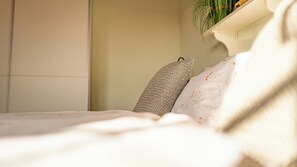 2 habitaciones, tabla de planchar con plancha, cuna de viaje y wifi 