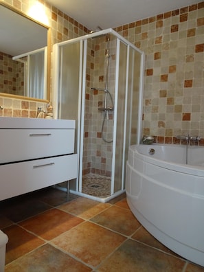 Baignoire, séchoir à cheveux, serviettes fournies, papier de toilette