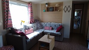 Ein Wohnzimmer mit Sofa, Couchtisch und Bücherregal.