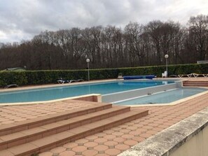 A rectangular swimming pool with steps leading into it, surrounded by a brick patio. - Mobile home on private domain open all year, heated swimming pool and tennis court (Dinard)