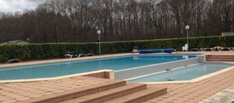 Bobil på privat domene åpen hele året, oppvarmet svømmebasseng og tennisbane