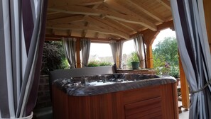 Bain à remous extérieur