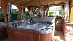 Outdoor spa tub