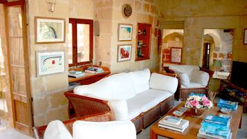 Smart-TV, bøker og kontorer