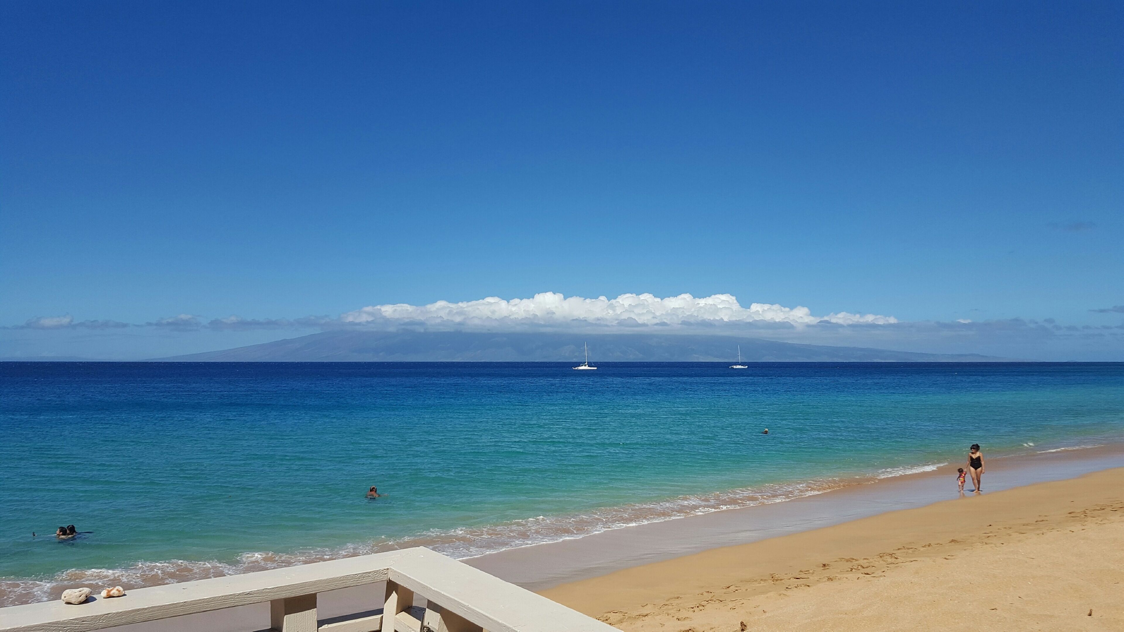 Beach nearby, sun loungers, beach towels