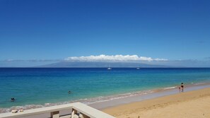 Playa en los alrededores, camastros y toallas de playa 