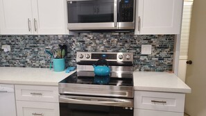 Refrigerador, microondas, horno y parrilla de estufa 