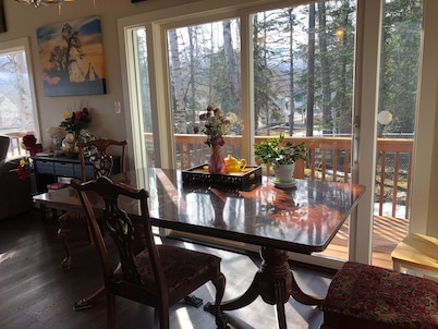 Hot Tub, Rain Room shower with Mountiain views of Ski Slopes nestled in nature.