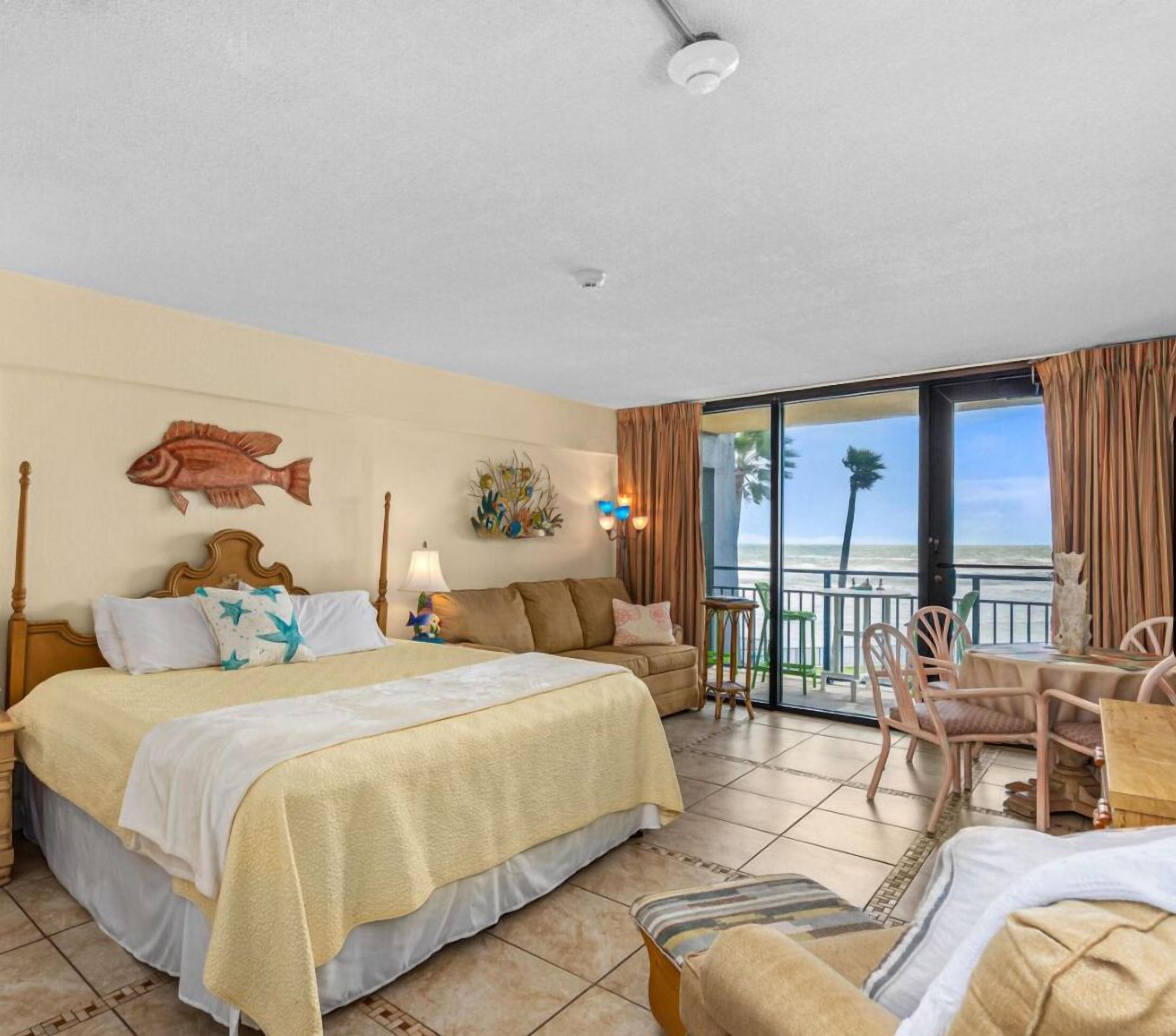 Cofres nos quartos, ferros/tábuas de passar roupa, Wi-Fi, roupa de cama