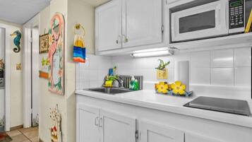 Een koelkast, een magnetron, een oven, een kookplaat