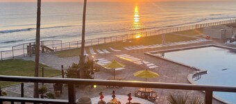 Oceanfront Tropical Hawaiian Studio 