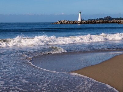 Blacks Beach Retreat,Wi-Fi, near Harbor & Steps to Twin Lakes Beach!