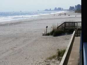 Sur la plage, chaise longue