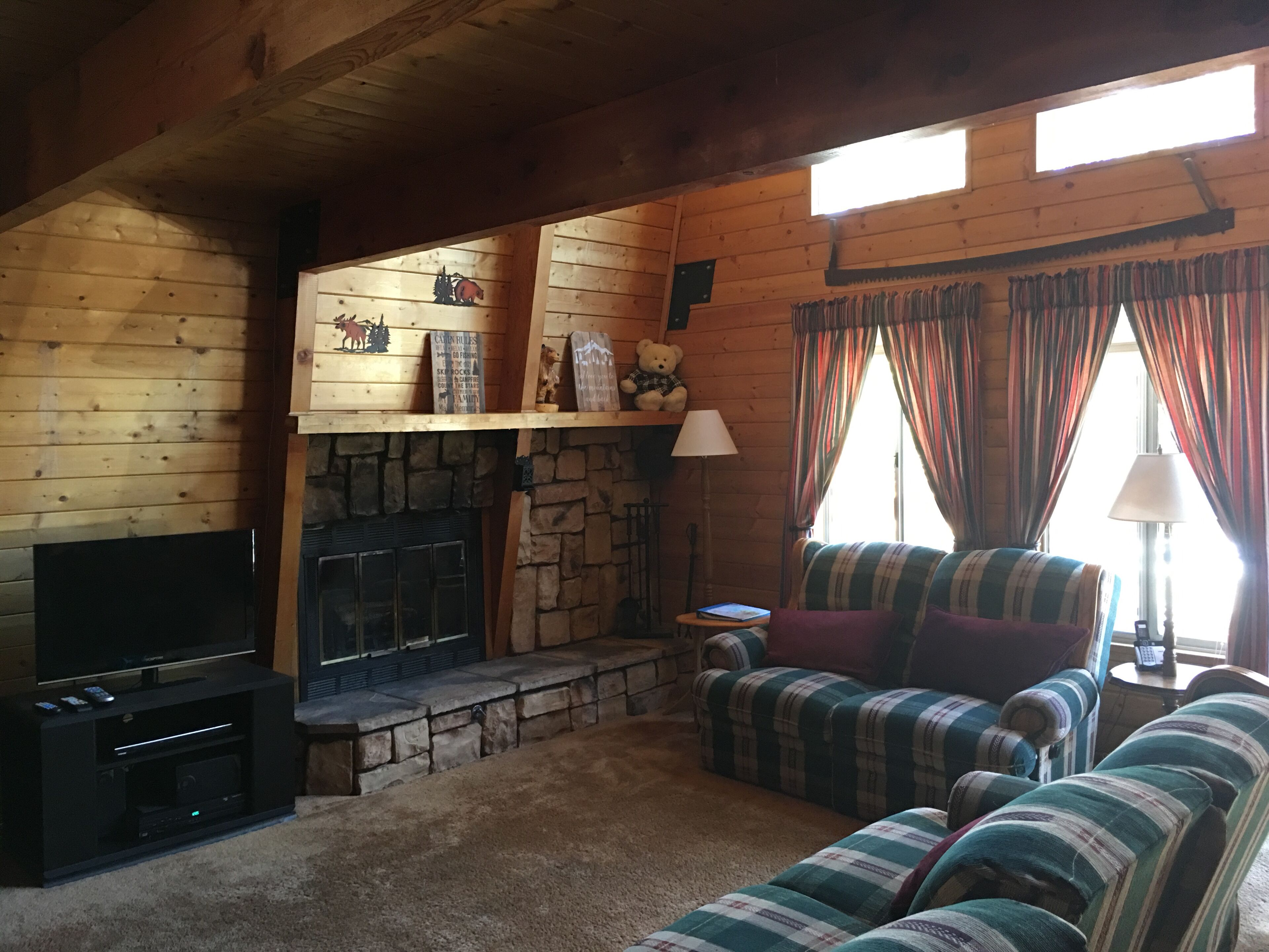 Fernseher, Kamin, DVD-Player, Stereoanlage