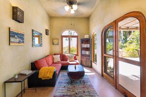 Chimenea, libros, videoteca, estéreo