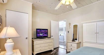 50 Steps to Beach Villa Hot Tub 1bd modern cottage