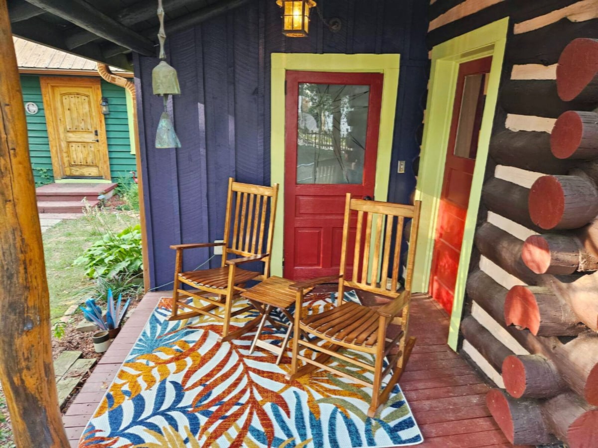 Walking distance to Downtown! “The Flamingo”- Dogs Stay Free!