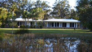 Lake - Beach Stone House (Noosa North Shore)