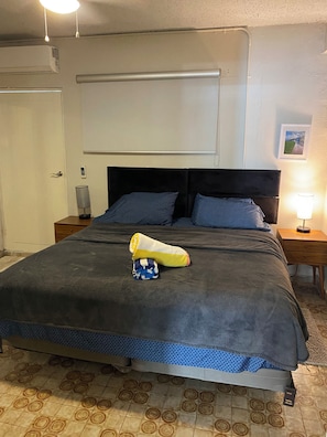 Escritorio, tabla de planchar con plancha, wifi gratis y ropa de cama