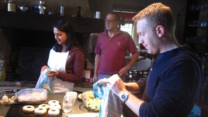 Een groep mensen bereidt eten in een keuken.