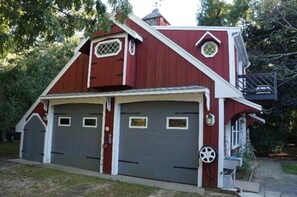 Exterior - Amazing bay side ranch! Central Air-conditioning! 1/2 mile walk to beach!! (Eastham)