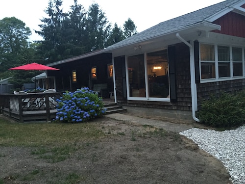 Amazing bay side ranch! Central Air-conditioning! 1/2 mile walk to beach!!