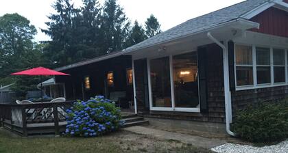 Amazing bay side ranch! Central Air-conditioning! 1/2 mile walk to beach!!