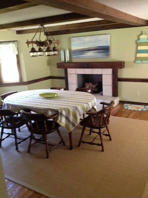 Dining - Amazing bay side ranch! Central Air-conditioning! 1/2 mile walk to beach!! (Eastham)