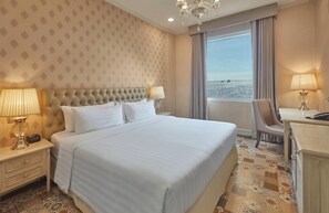 Deluxe King Room | In-room safe, desk, laptop workspace, iron/ironing board - Rizal Park Hotel (Manila)