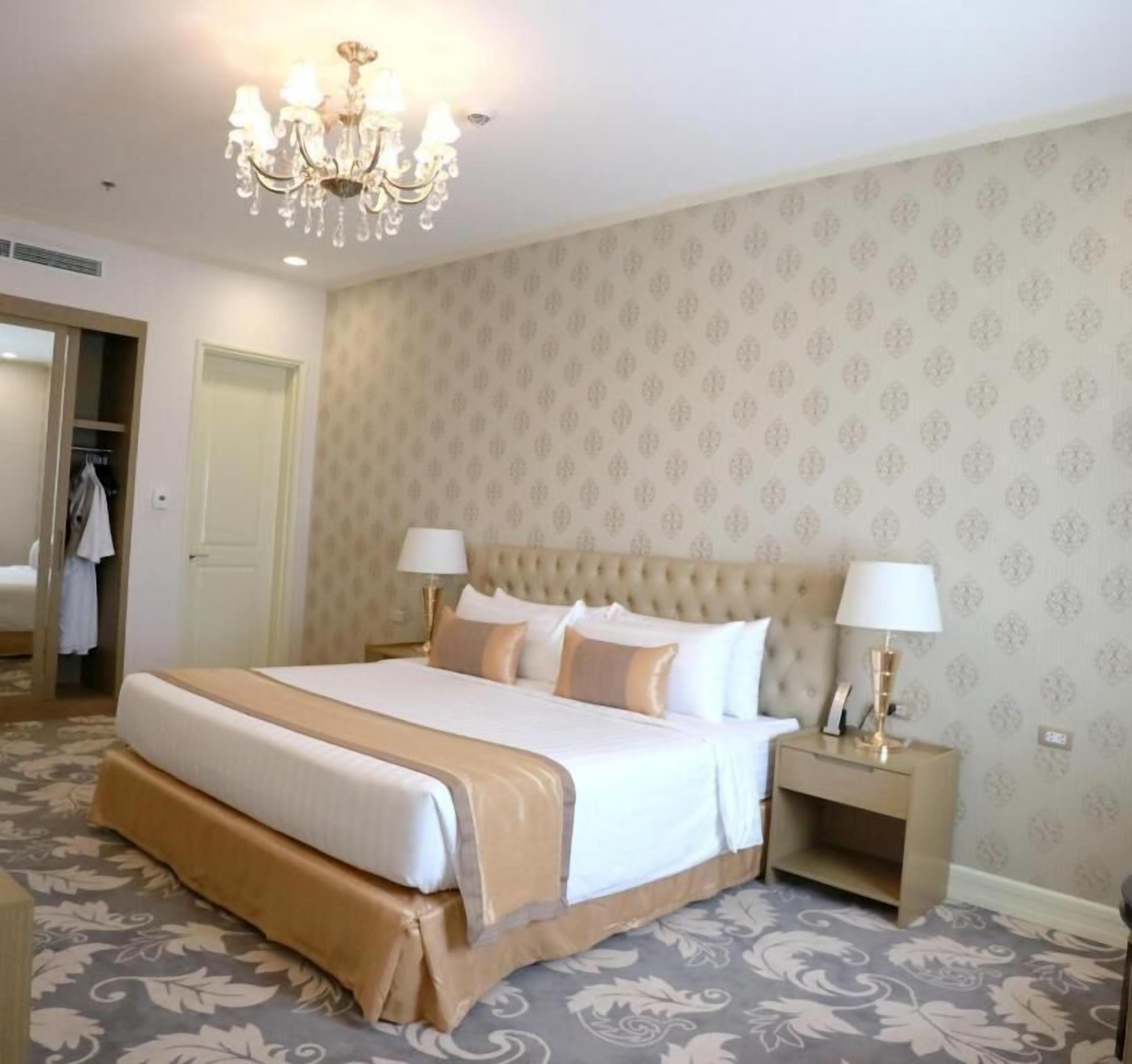 خزنة داخل الغرفة ومكتب ومساحة عمل للكمبيوتر المحمول ومكواة/لوح كي