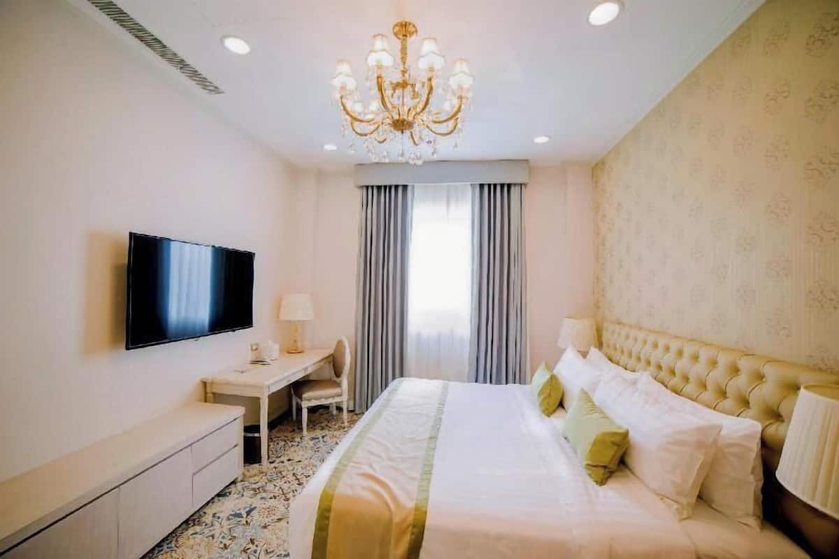 خزنة داخل الغرفة ومكتب ومساحة عمل للكمبيوتر المحمول ومكواة/لوح كي