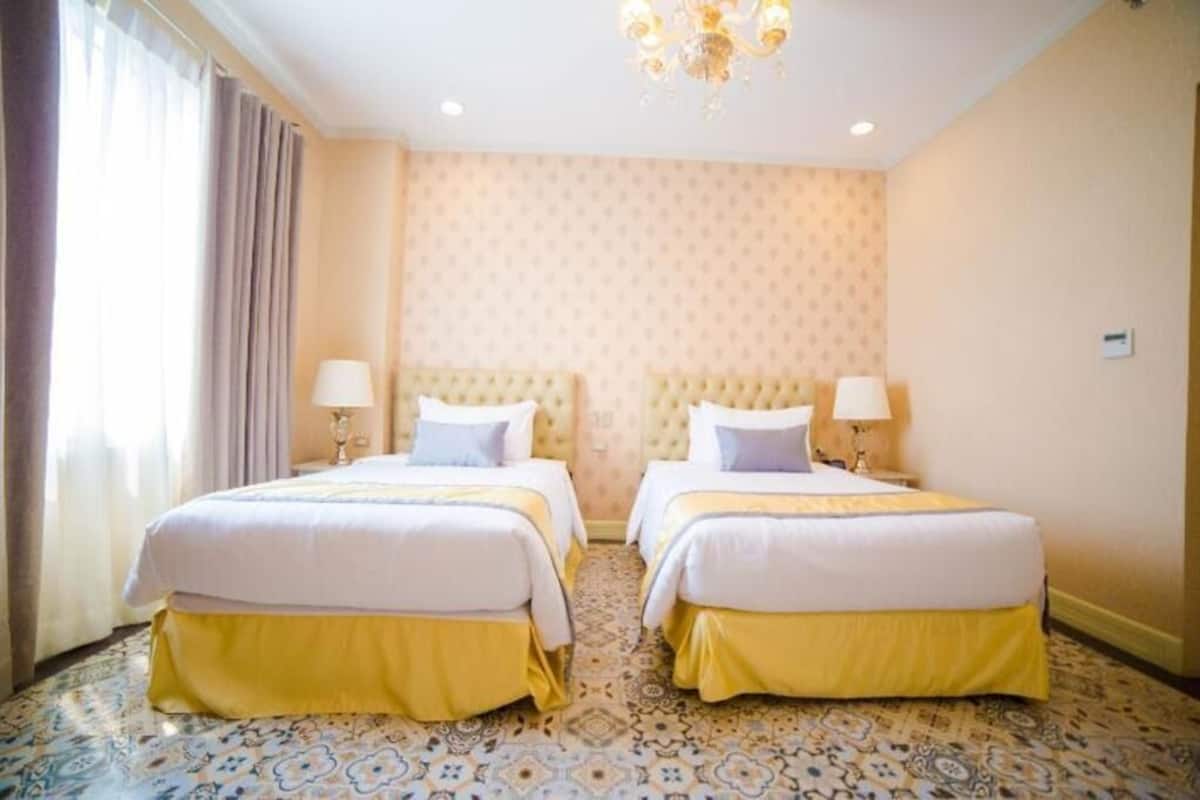 خزنة داخل الغرفة ومكتب ومساحة عمل للكمبيوتر المحمول ومكواة/لوح كي