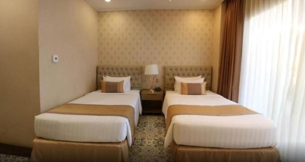 خزنة داخل الغرفة ومكتب ومساحة عمل للكمبيوتر المحمول ومكواة/لوح كي