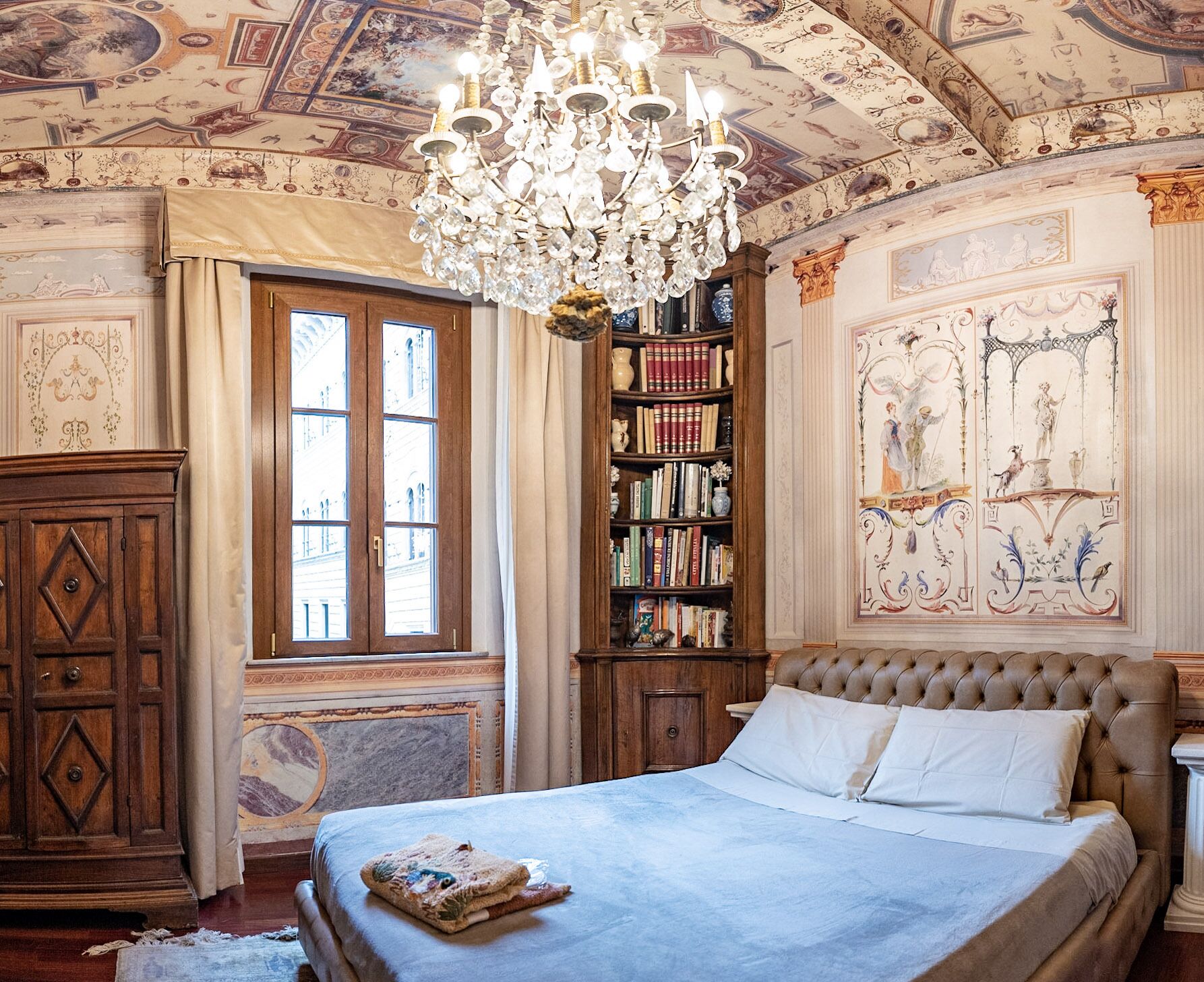 4 camere, una scrivania, insonorizzazione, ferro/asse da stiro