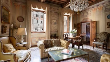 Smart TV, lettore DVD, libri, biblioteca musicale