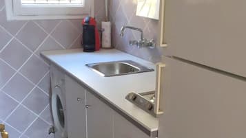 Geladeira, micro-ondas, talheres/pratos/utensílios de cozinha