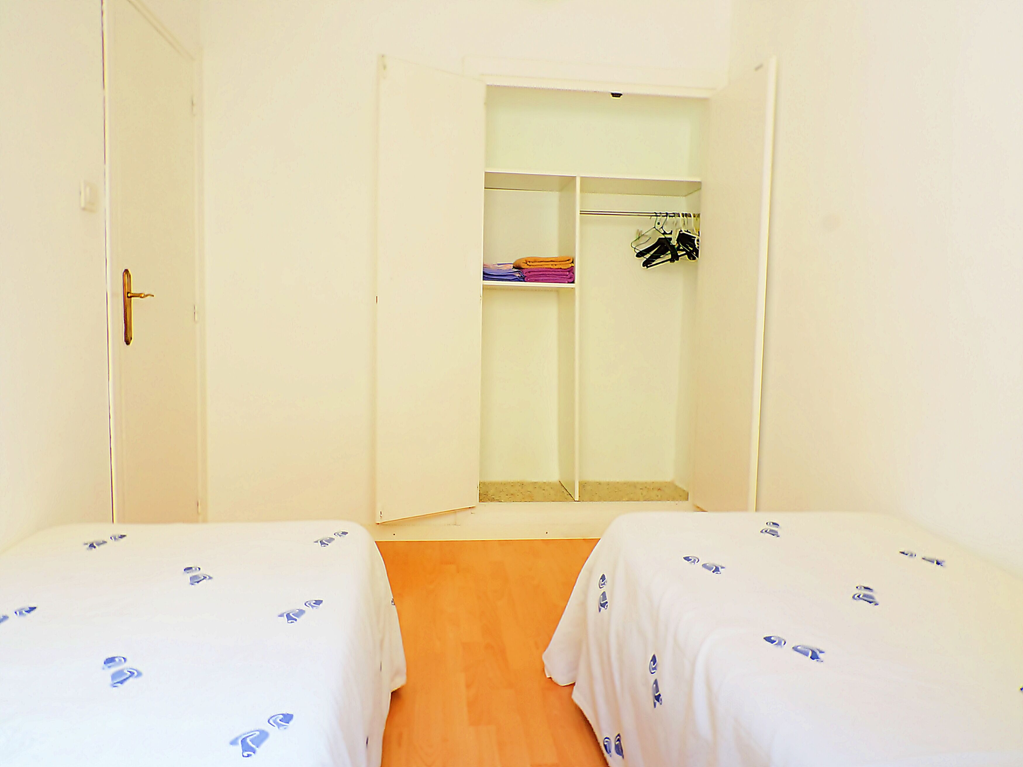 2 slaapkamers, een strijkplank/strijkijzer, wifi, beddengoed
