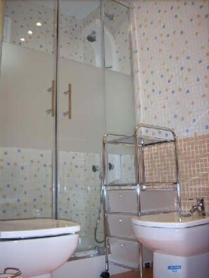 Ducha, secador de pelo, toallas, jabón