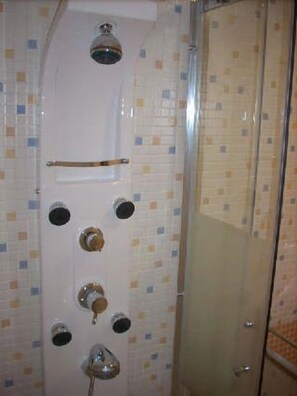 Dusche, Haartrockner, Handtücher, Seife