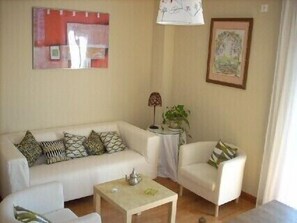 TV, DVD player, livros
