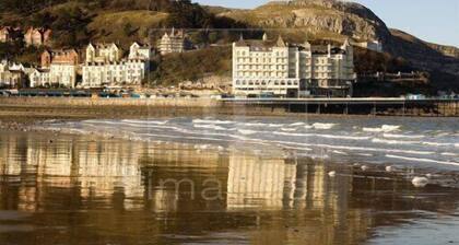 COUNTRY COTTAGE APARTMENT, LLANDUDNO -BEAUTIFULLY RENOVATED APARTMENT